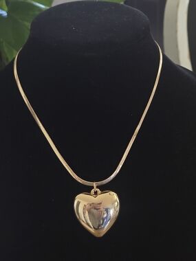Forever 21 Gold Puff Heart Pendant Necklace NWOT Snake Chain Minimal Jewelry